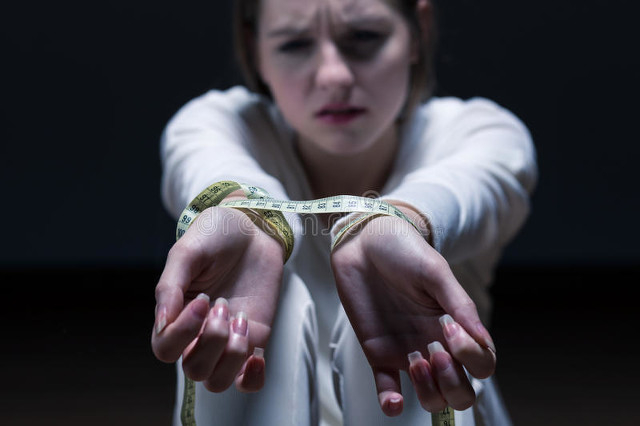 丧心病狂！！美国夫妇收养湖南女孩当奴隶，用狗链拴地牢14年