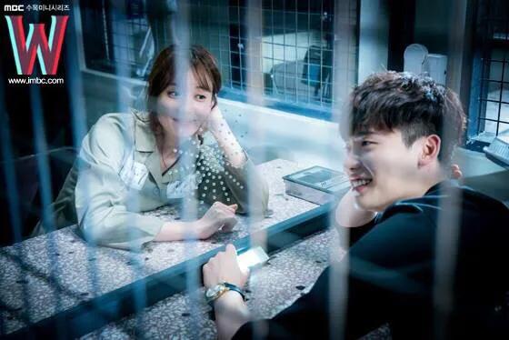 内地版《W两个世界》开播，被嘲自取其辱，网友：那可是李钟硕