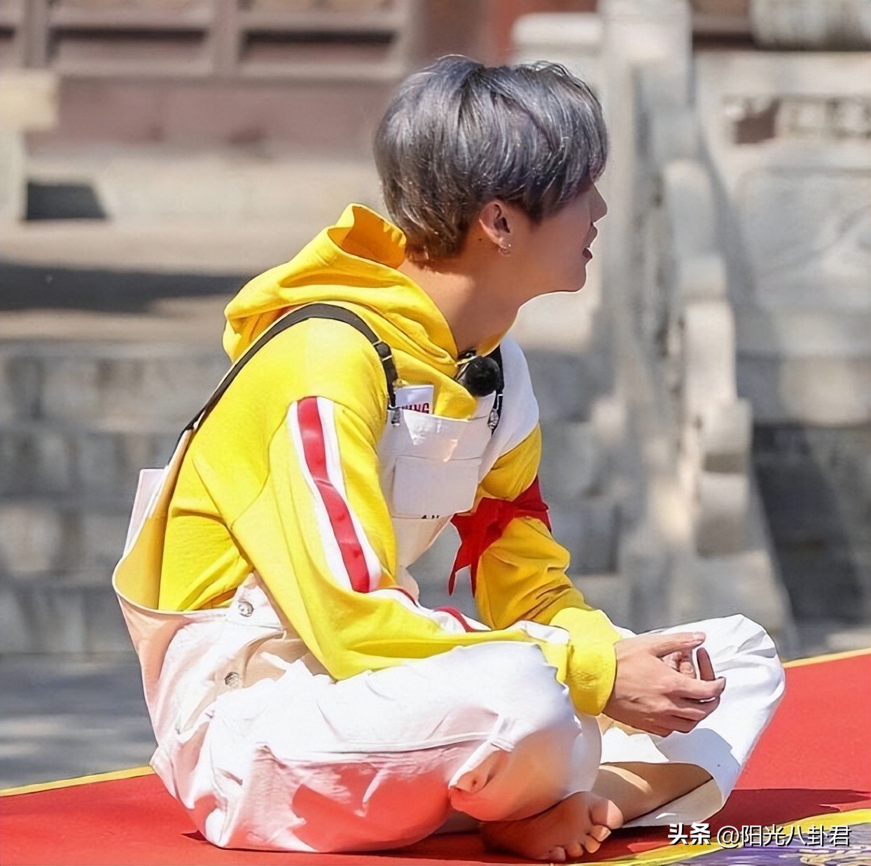 杨颖早期魅惑烟熏妆曝光,杨颖脚趾甲被吐槽不美观