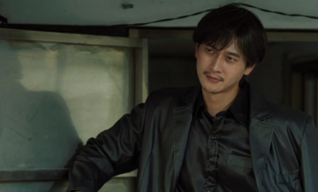 比《哭悲》还上头？逃犯吃屎，警察“全裸”查案，致敬《无间道》