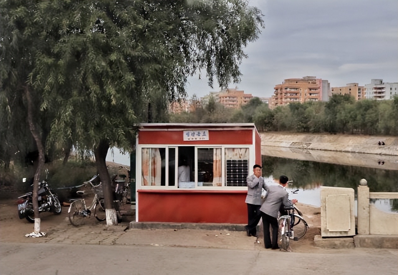 朝鲜街头的美女穿着朴素单纯,朝鲜姑娘在东北大街上逛街的视频