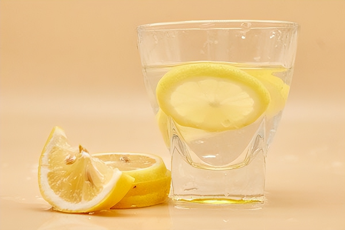 每天早上空腹喝柠檬水有什么好处,坚持喝柠檬水对皮肤有什么好处