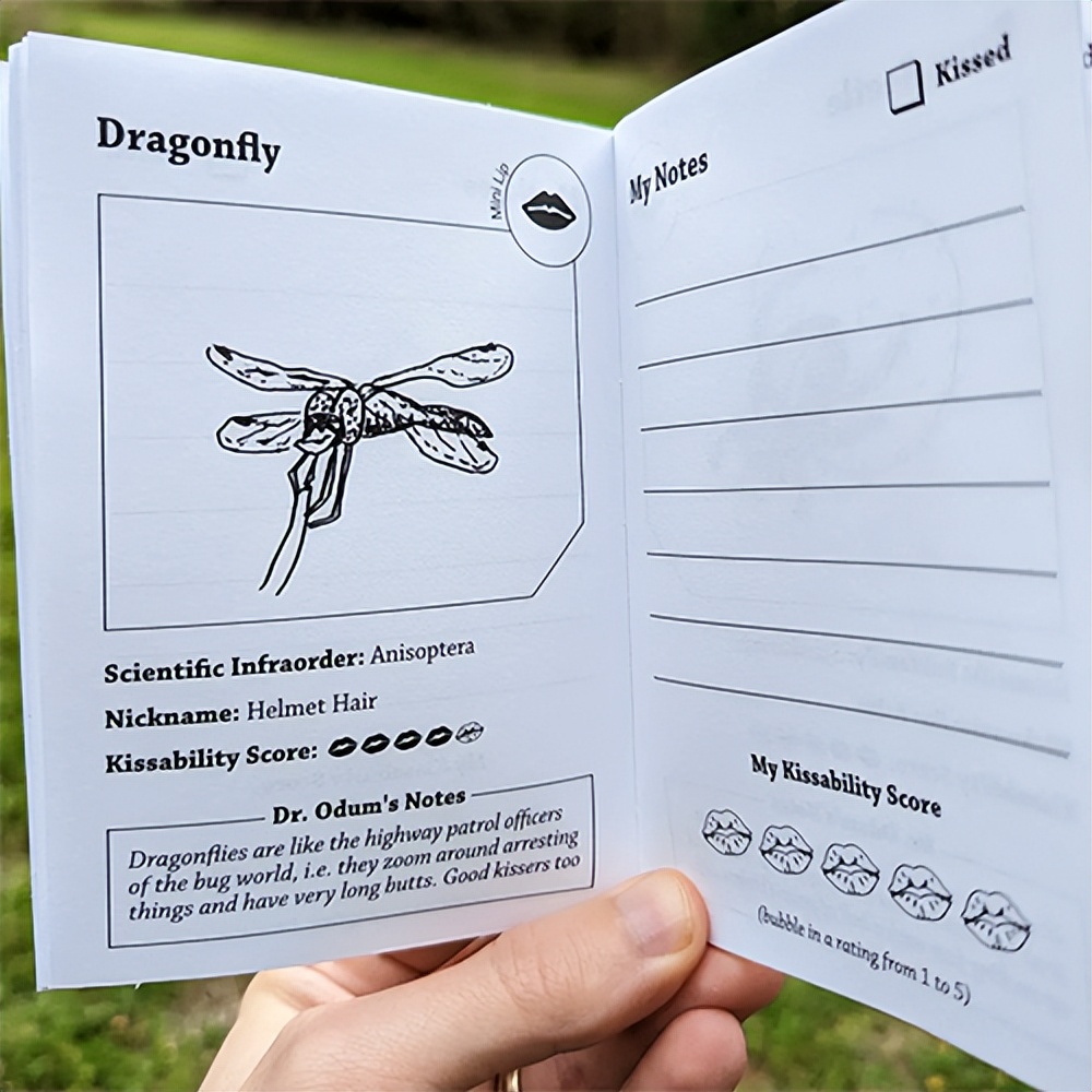 老外用虫子接吻器狂亲蚯蚓，连苍蝇路过都要被嘬两口