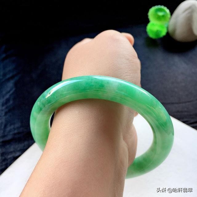 豆种白底飘蓝花的翡翠手镯好不好,细豆种翡翠手镯17000买贵了吗