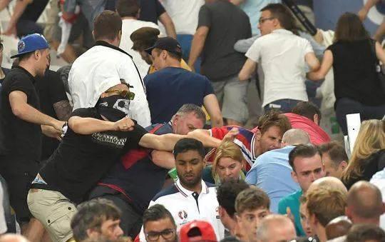 200名俄罗斯球迷暴打英国球迷,俄罗斯200名球迷暴打英格兰球迷