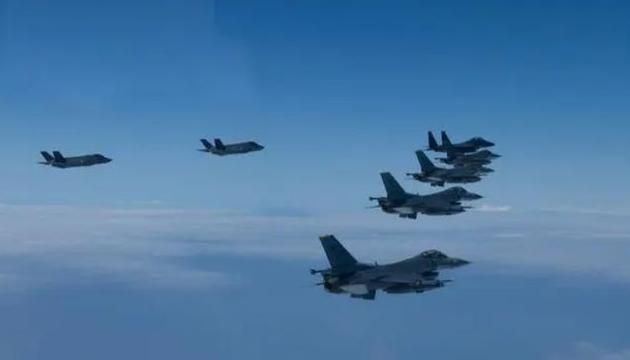 美国*伤杀**性*器武**赴台！台媒彻底“飘了”，嚣张放言称：敢打第一枪