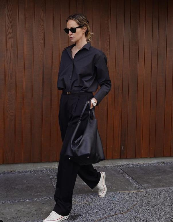 黑色衬衫最新穿搭,衬衫穿在毛衣外面