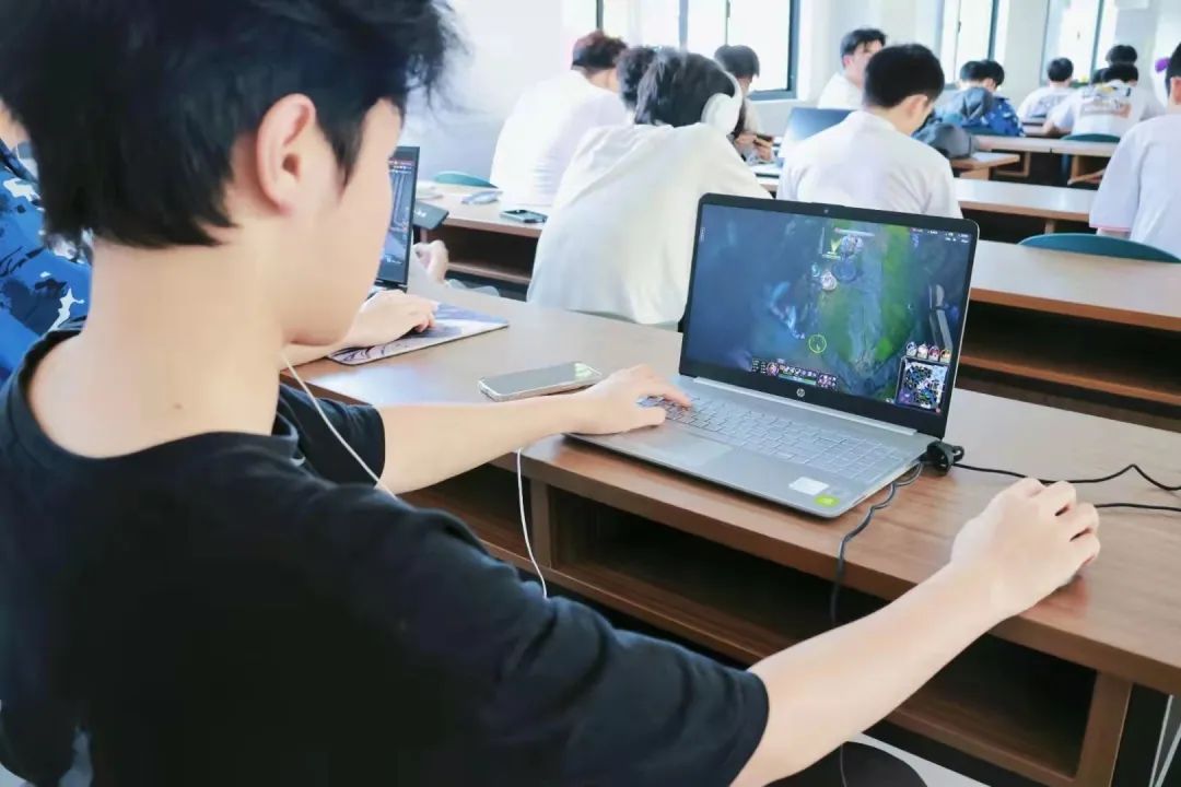 北大青鸟岳阳海纳软件学院女神节,岳阳北大青鸟海纳实训52班