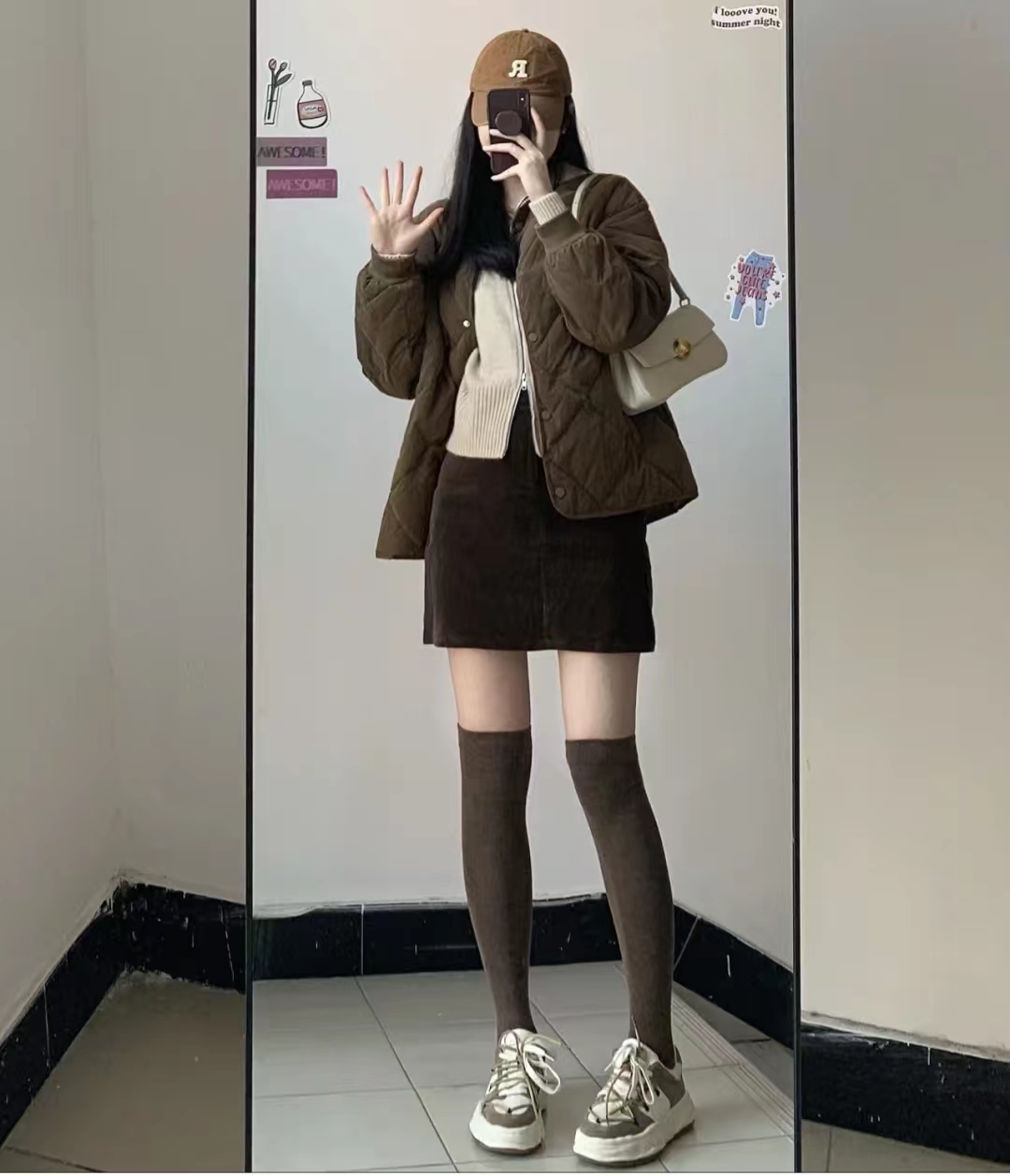 冬季穿什么颜色的羽绒服最百搭,流行的冬季羽绒服颜色搭配