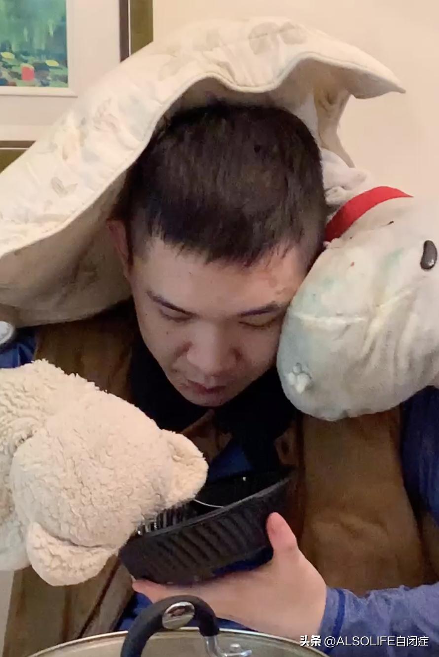 因自闭症弟弟成为语言治疗师，姐姐分享干预知识做网红博主