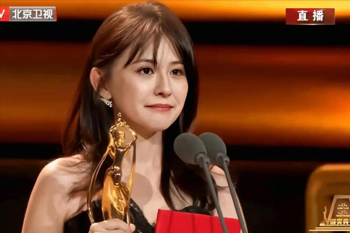 露*裤底**、露下乳、穿渔网内衣，女星们的穿着真的可以随心所欲吗？