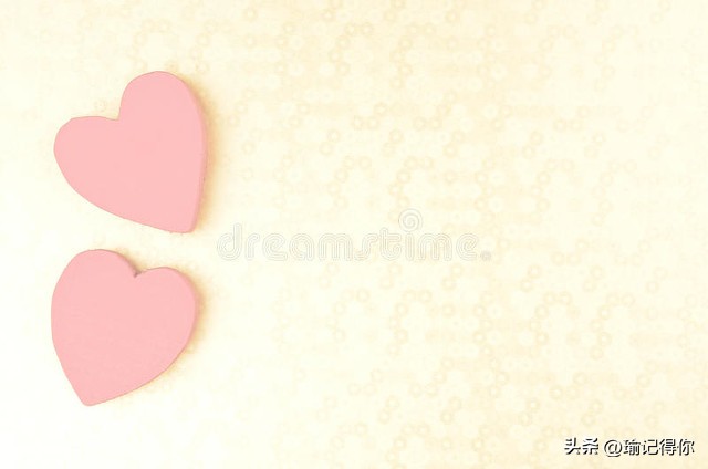 男子低头玩手机差点被绊倒,男子低头玩手机过马路被撞