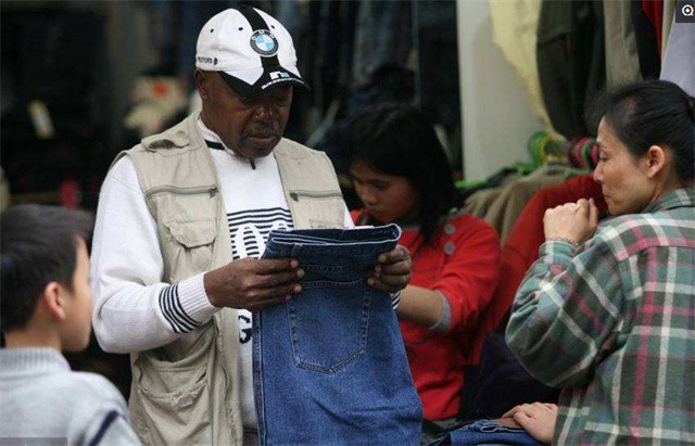 非洲“倒爷”在广州：28寸行李箱装着发财梦