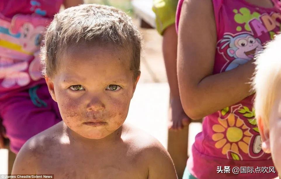 南非“黑白”地位大翻转，黑人翻身做主人，40万白人住贫民窟