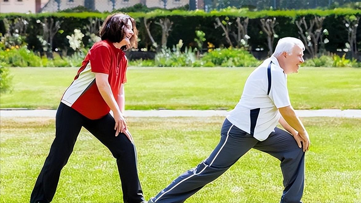 20岁每天压腿拉筋有啥好处,年纪大了老是会拉筋是怎么回事