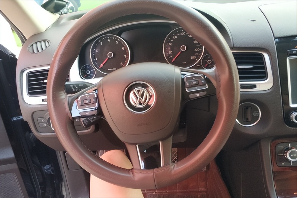 大众途锐低配版多少钱入手,大众途锐v6值得入手吗