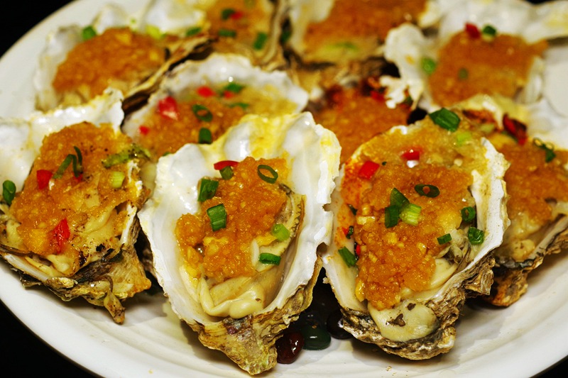 烤鱼籽烤鱼泡初体验不淡定，厦门火车站初九烧烤，撸串喝酒好实在