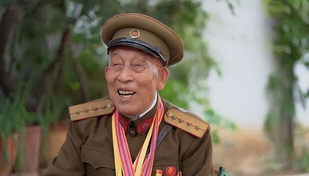 山东97岁老人手握双枪,山东97岁老人手持双枪