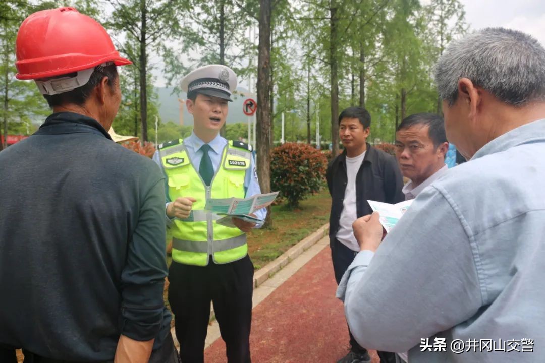 【三大专项行动】@摩托车、电动车驾驶人,出行请做到:有牌照、戴头盔、不超员、靠右行、不乱停