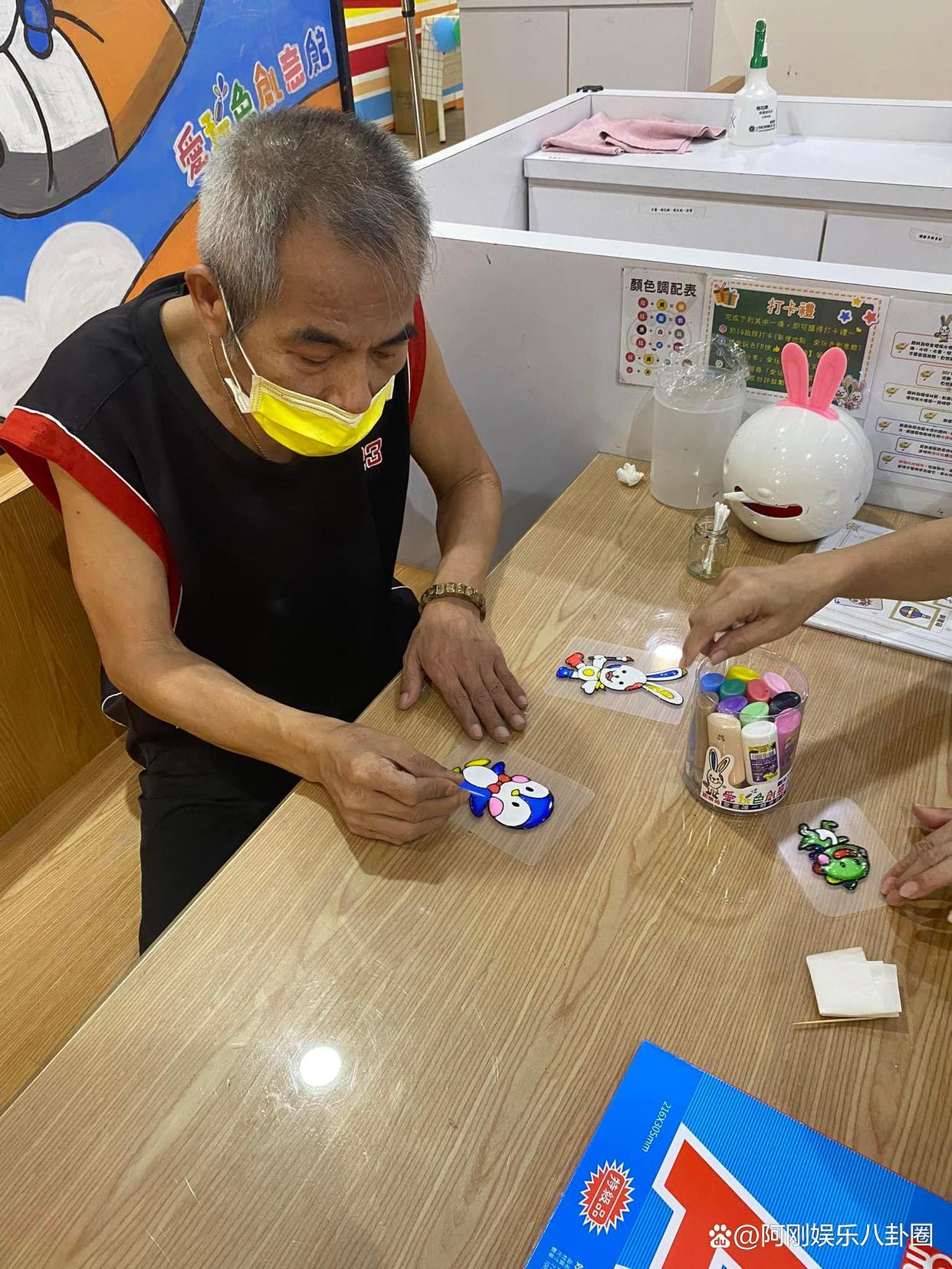 良心明星直播带货，发现货物有假货，以一赔三赔偿消费者并致歉