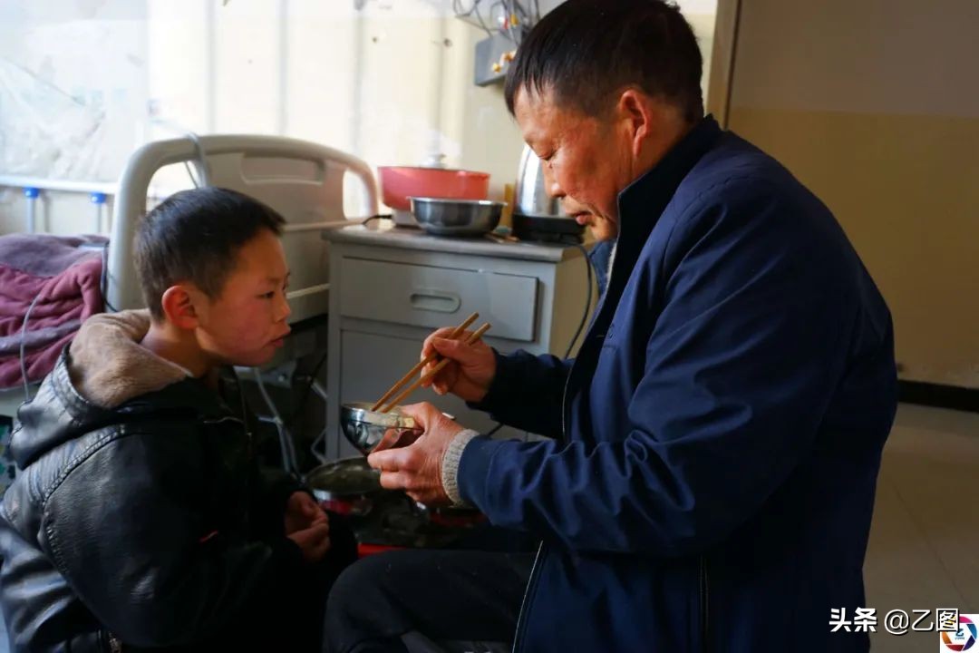 孙子发狂砍断爷爷的手筋，爷爷流泪倾诉：只要孙子能好要命都可以