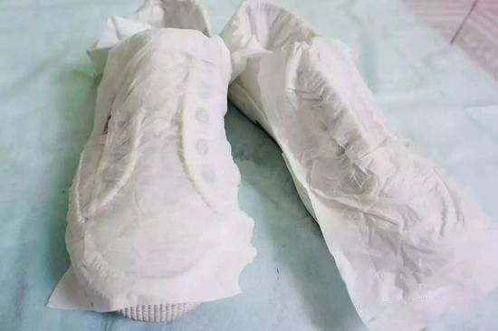 小白鞋有点大有什么小妙招,小白鞋怎么变小黑鞋