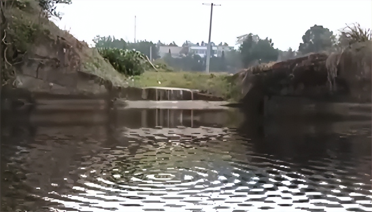 浙江水塘抽干发现宫殿,水潭被村民抽干后惊现千年宫殿