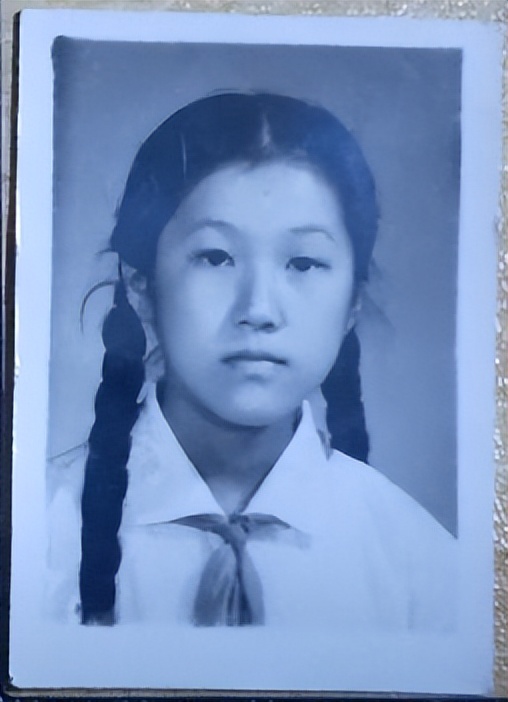 少女黑白老照片图文,老照片九十年代青春靓丽的女孩子