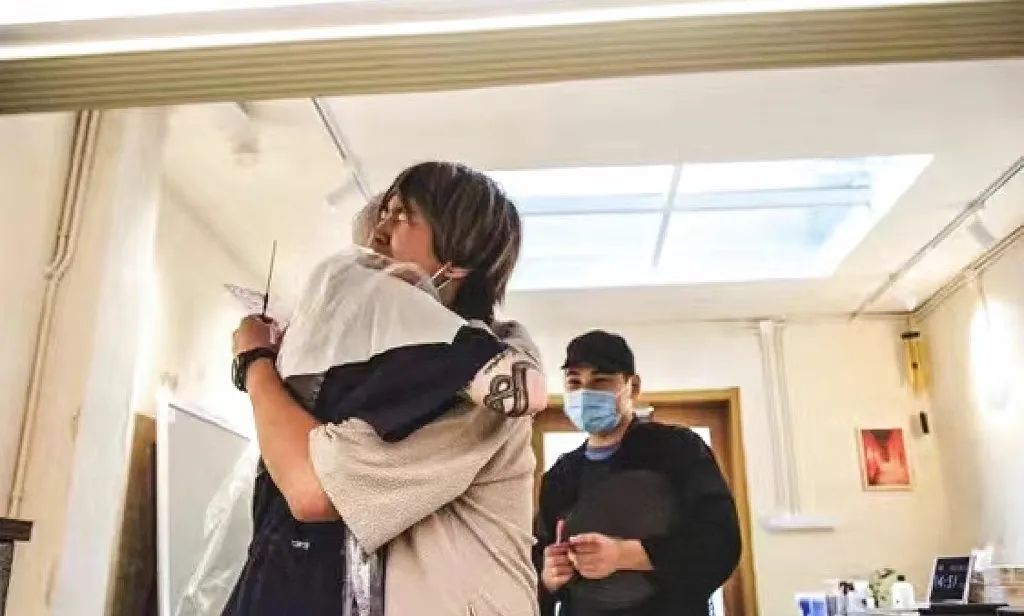 73个外国人，想要拯救一家上海的理发店