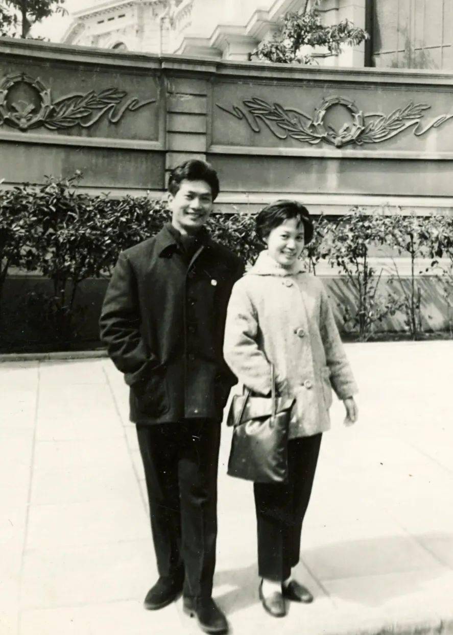 老戏骨梁波罗：妻子陪他闯过生死劫难，他白发苍苍给百岁岳母尽孝