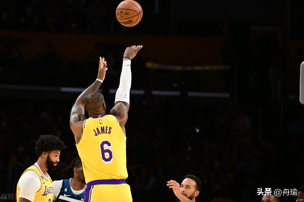 NBA晚报：詹皇转发中国视频，字母哥伸脚绊欧文，胖虎90度崴脚