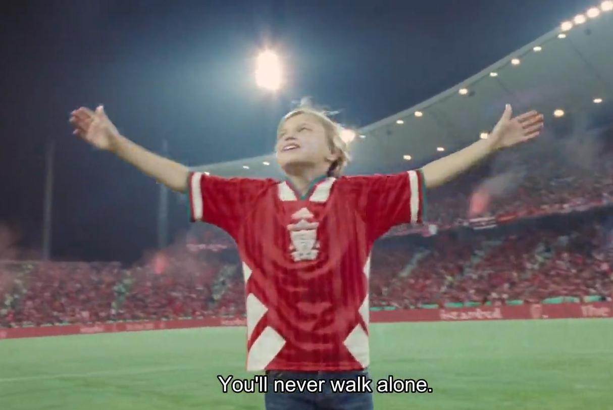 信仰！利物浦11岁小球迷跨越7国只为父亲遗愿，杰拉德超高礼遇