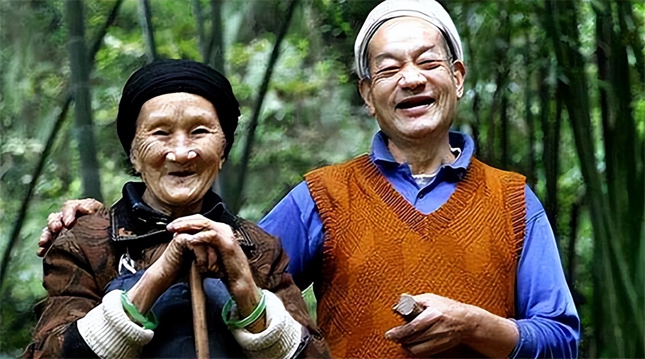 漂亮寡妇偷吃“*果禁**”，携19岁小伙隐居深山50年，创造了人间奇迹