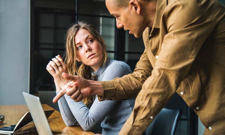 遇到同事说别人坏话作为领导怎办,遇到同事背地里说坏话