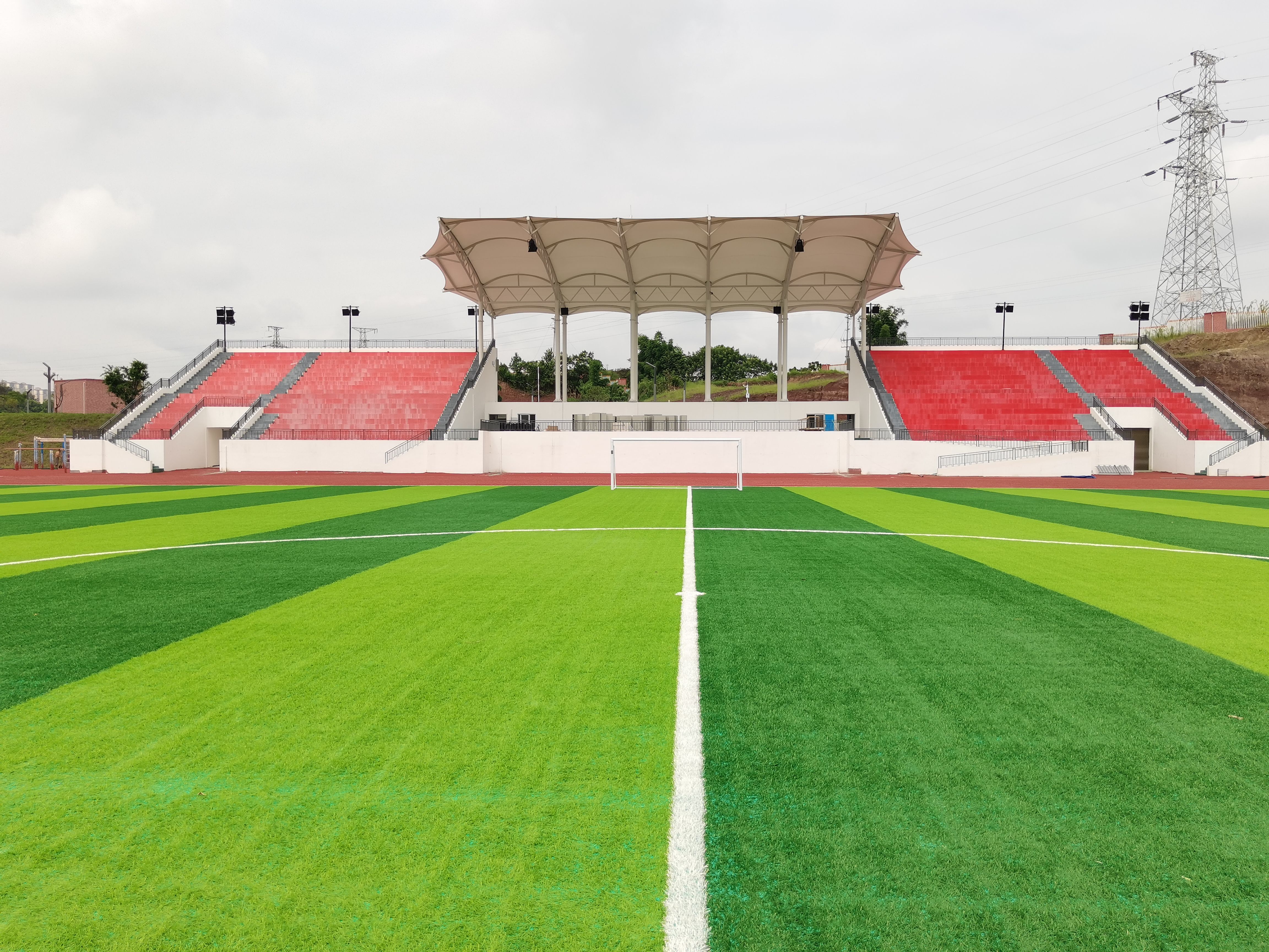 什么样的草坪算好的人造草坪,人造草坪跟塑料草坪的差别