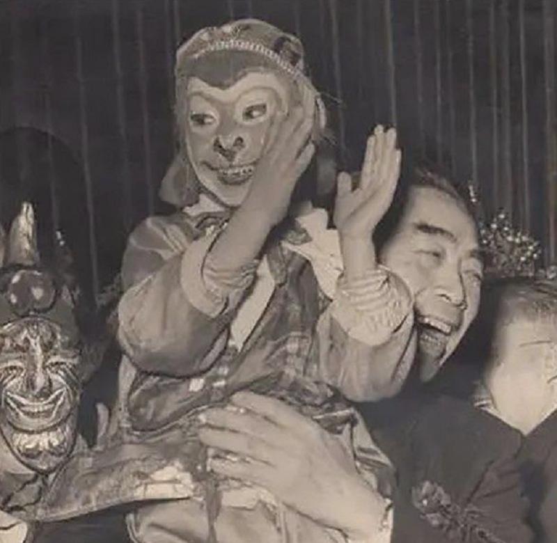 六小龄童抬棺,六小龄童去守墓了吗