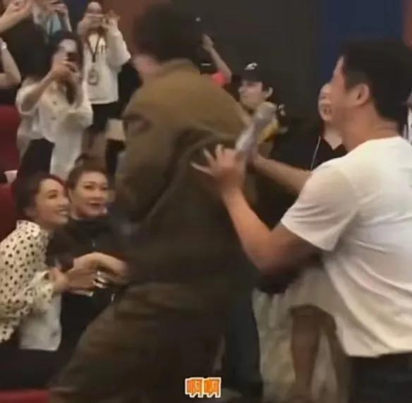 网友横店夜市偶遇张颂文,张颂文逛夜市被粉丝围堵