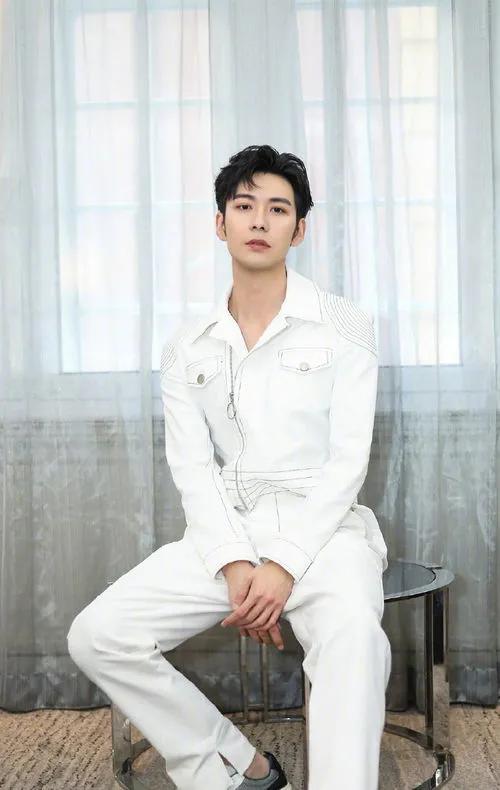 在他身上处处闪耀着人性光辉英语,在他身上有种似曾相识的感觉