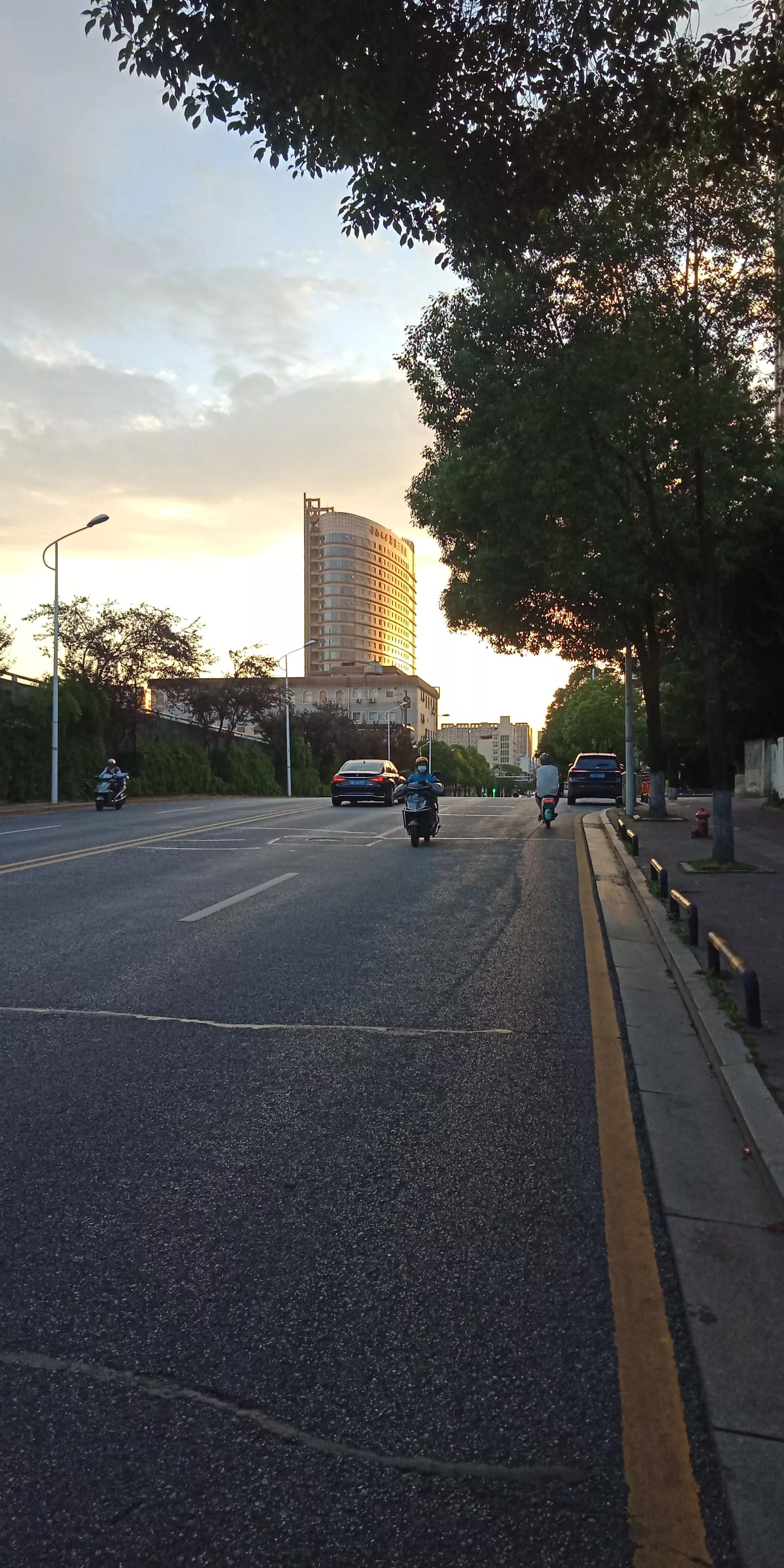 雄伟壮观的，湖南省长沙市中南大学湘雅三医院的外科大楼