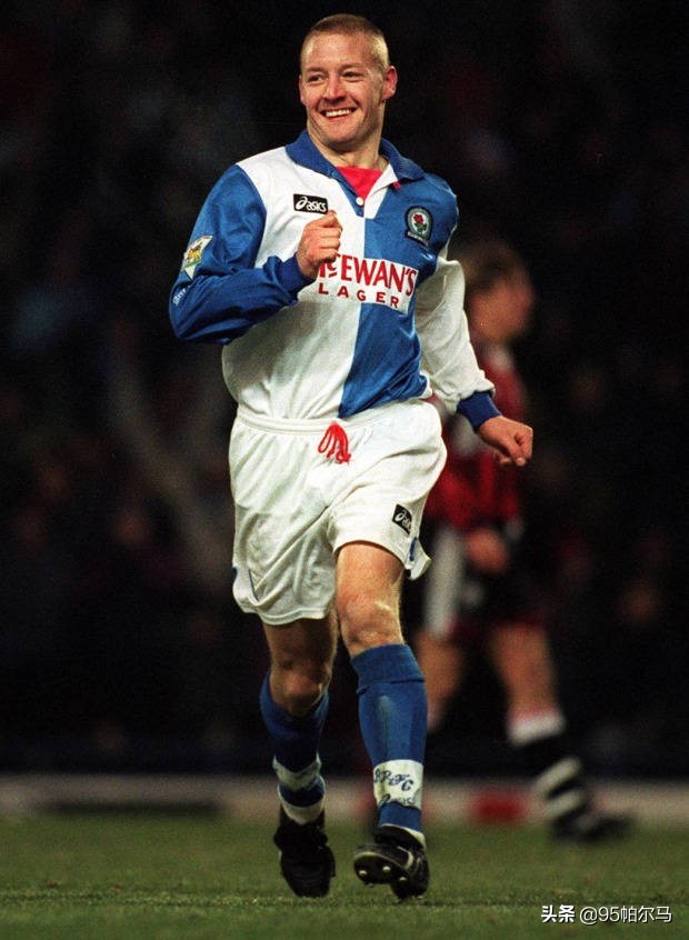 一个厌恶足球的老派球员，骂教练，打队友，拿冠军，温柔只给家庭