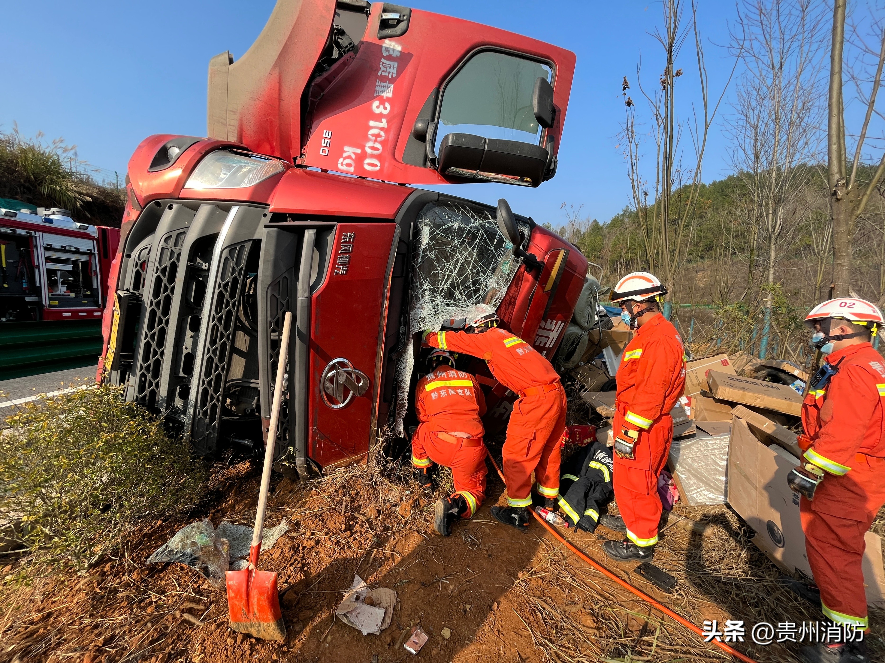 一大货车侧翻压扁轿车司机被困,货车侧翻驾驶员被困消防员救援