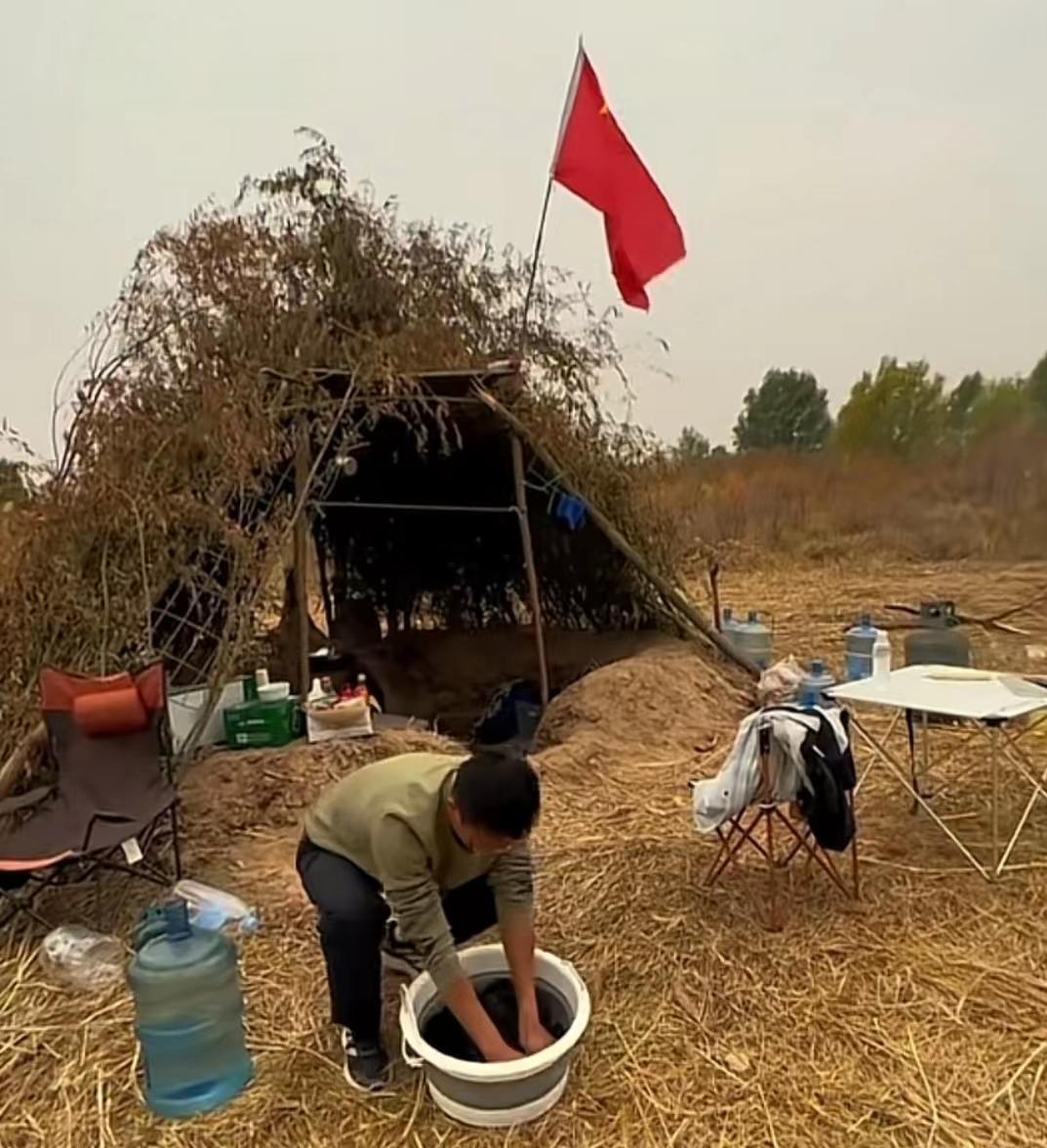 22年郑州5人1狗露营被困22天，靠居民投喂生存，荒野求生结局如何