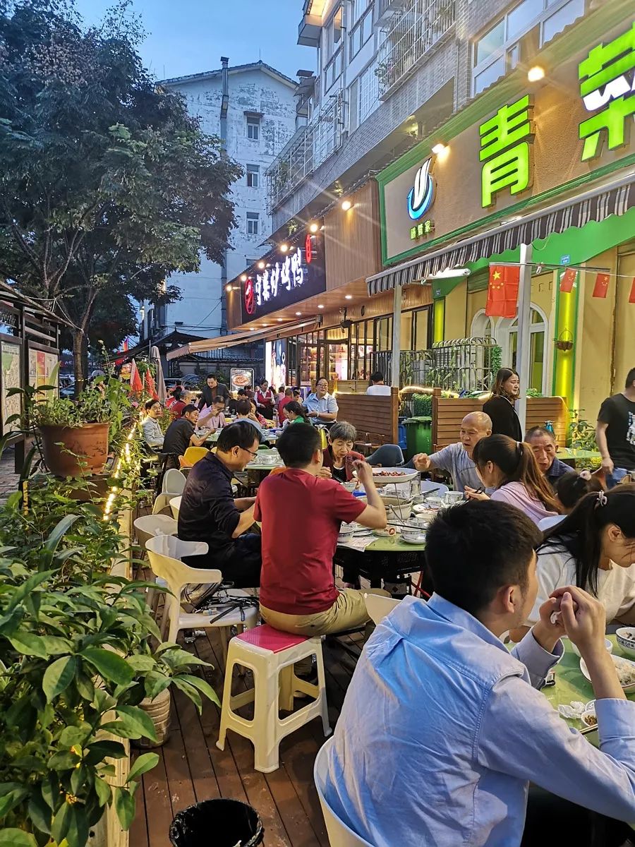 来都江堰的山间溪畔赴一场“好食光”！青山间的火锅店、花园里的小食堂......赏景美食两不误~