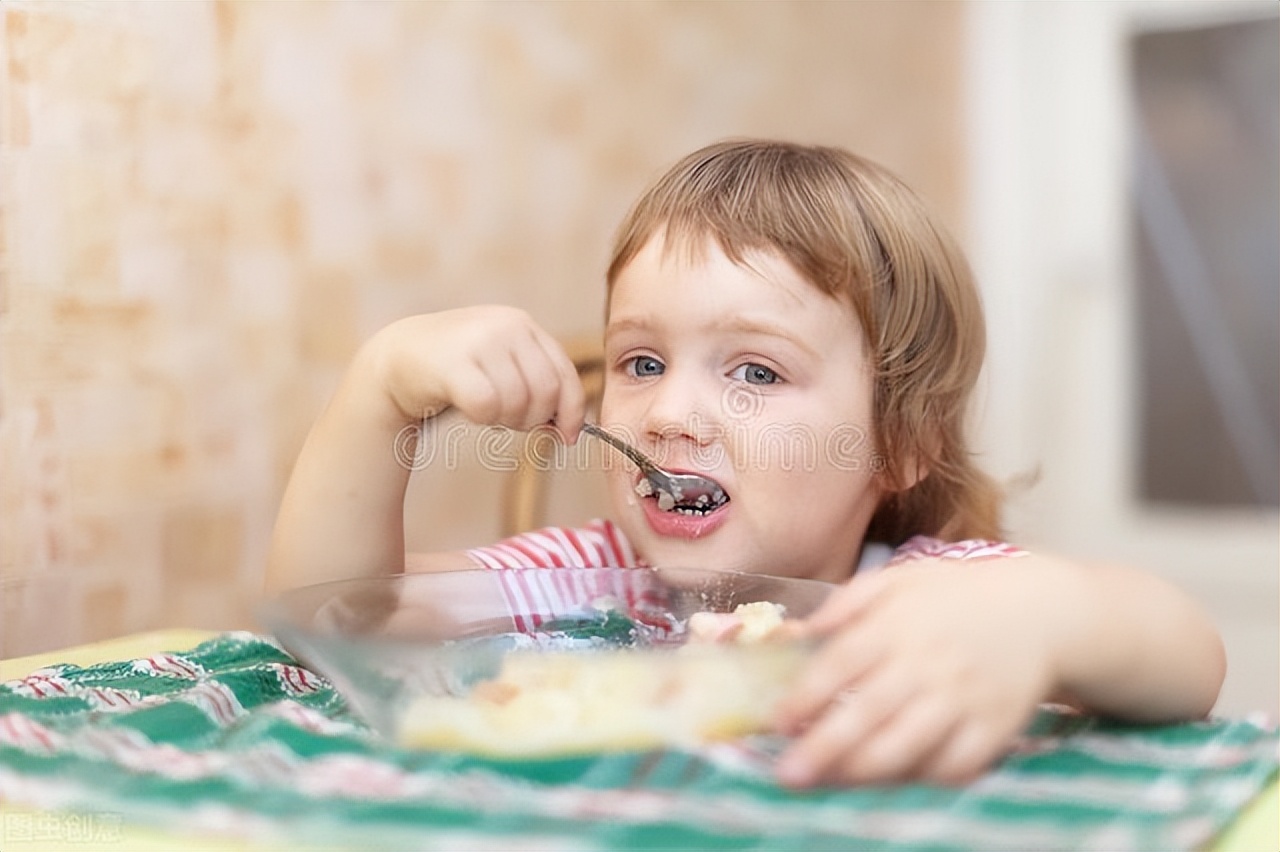 吃饭磨蹭的孩子该怎么引导,孩子吃饭磨蹭只需4个方法