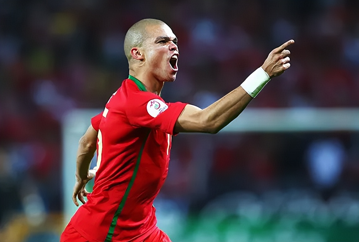 你可知足坛中曾有过这样一名后卫，从未伤过人，受伤的永远是自己