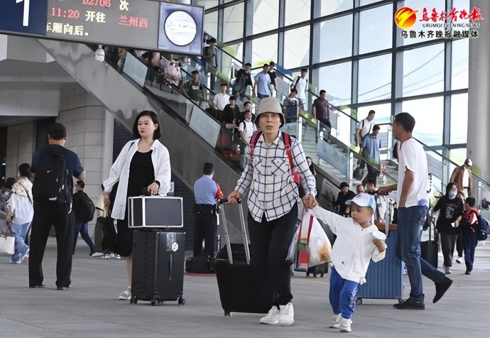 乌鲁木齐返程高峰大堵车,两大火车站迎来返程客流高峰