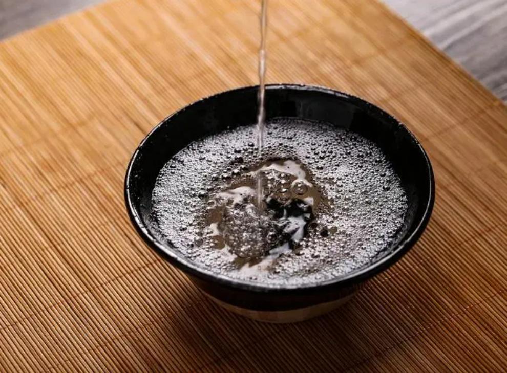 广东一大爷晒酒柜引发网友热议，行家：都是便宜酒，想买都买不到