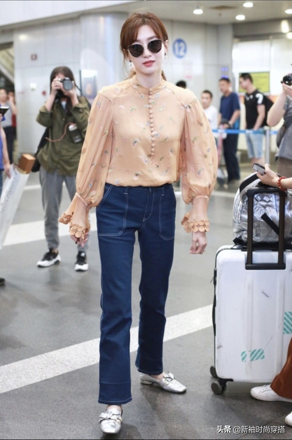 江疏影的条纹海魂衫造型清新减龄,江疏影穿衣搭配高级感十足