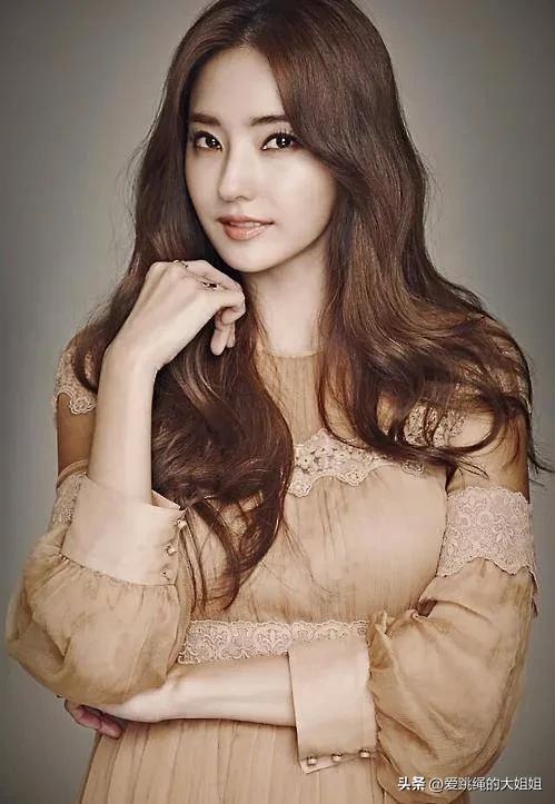 lisa和韩彩英谁是真人芭比 (韩彩英吊带)