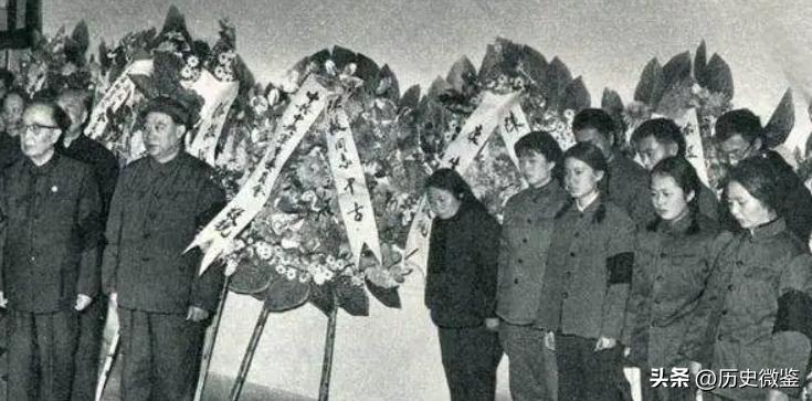 72年张伯驹给陈毅写了一幅挽联，毛主席看到后：尽快给他安排工作